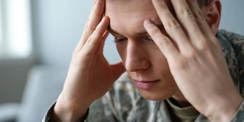 грустный мужчина приложил руки к голове